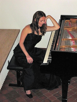 Ines Aigner am Flügel